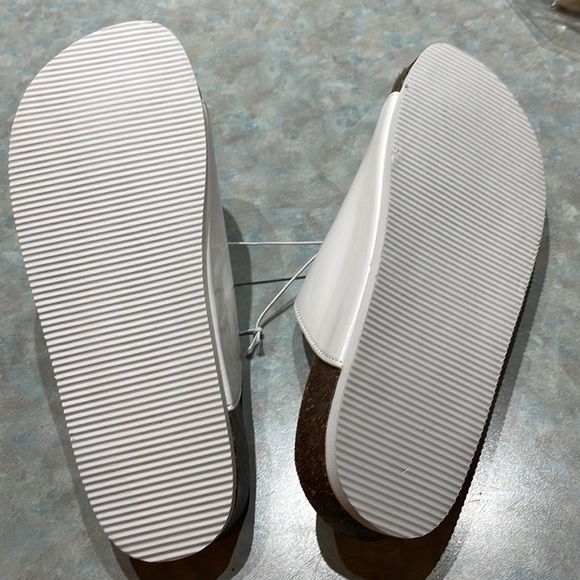 Cherokee white sandals (sz 5) - Picture 4 of 7